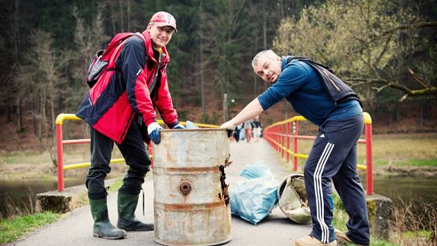 Poklady z řeky. Dobrovolníci u Sázavy každoročně najdou i odpad, nad kterým zůstává rozum stát. Lidé k vodě nelení přinést sudy, pneumatiky i lednice.