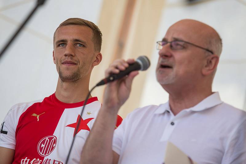 Fotbalista Tomáš Souček se setkal se svými fanoušky na havlíčkobrodském náměstí.