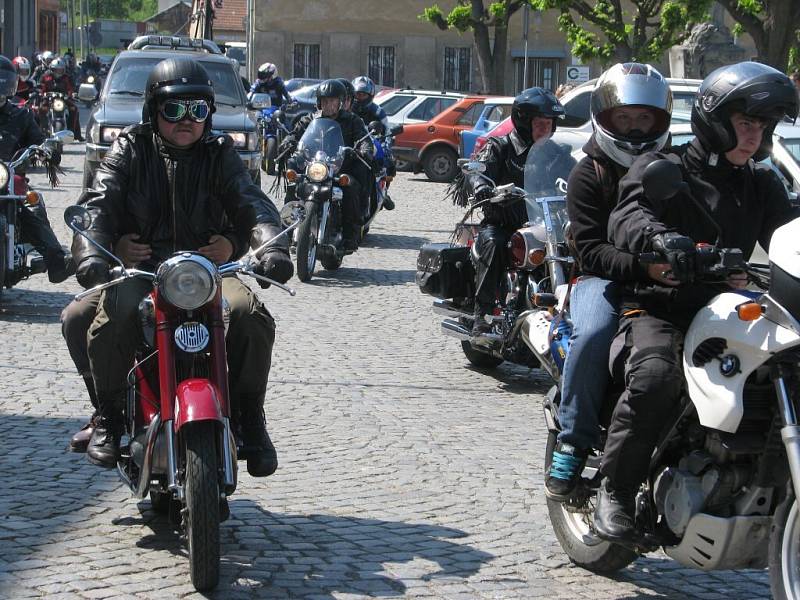 Motorkáři z celé republiky si dali v sobotu odpoledne dostaveníčko v Ledči nad Sázavou.
