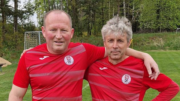 V útoku fotbalistů České Bělé museli na jaře zaskočit v okamžiku velké personální nouze také třiapadesátiletý Martin Škaryd (vlevo) a o rok starší Petr Benc.