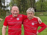 V útoku fotbalistů České Bělé museli na jaře zaskočit v okamžiku velké personální nouze také třiapadesátiletý Martin Škaryd (vlevo) a o rok starší Petr Benc.