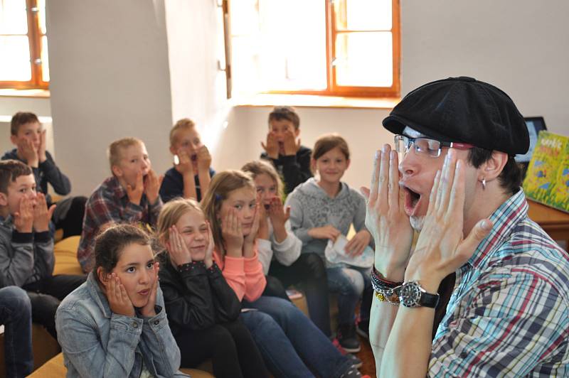 Kromě psaní knih patří do náplně práce Jana Opatřila také četné besedy a autorská čtení. Je to pro něj zpětná vazba i zdroj inspirace. Foto: archiv Jana Opatřila