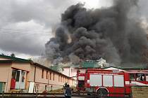 Fotky požáru lakovny, jak vše zachytil jeden z čtenářů Deníku.