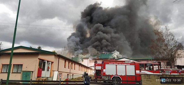 Obří požár lakovny, rekordní škody i výjezdy: hasiči z Vysočiny se loni zapotili
