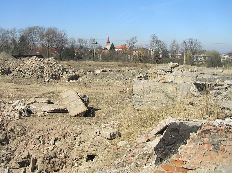 Zbytky pivovarnické historie v Jeníkově mizí pod kusadly bagrů.