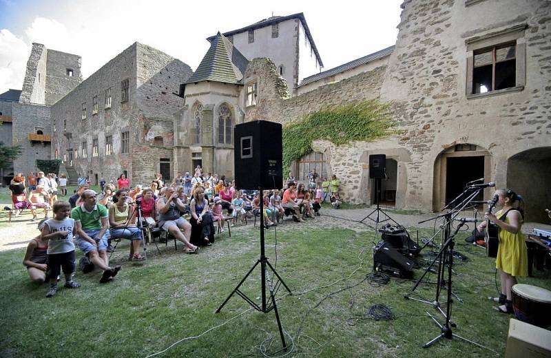 Finalisté Dětské porty, Folkového kvítku a Brány vystoupili na hradě v Lipnici nad Sázavou.