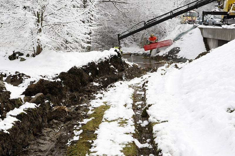 Nehoda nákladního auta se stala na průtahu obcí Skála, doprava musela být odkloněna po objízdné trase. 