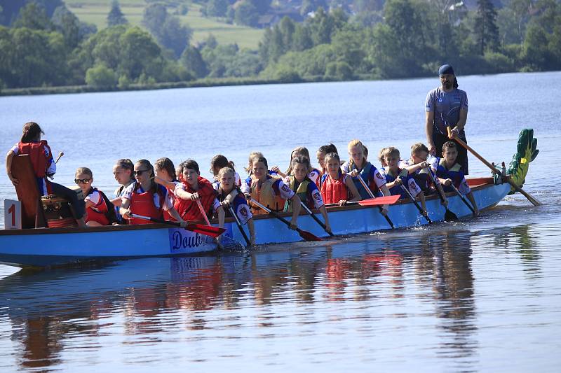 Závody dračích lodí na rybníku Řeka, kterých se zúčastnily děti ze základních škol