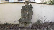 Sochu ruského vojáka v parčíku v Přibyslavi by měla nahradit soch matky, ale ta je v hrozném stavu
