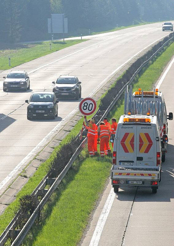 Úpravou dopravního značení začala 9. května rekonstrukce prvního úseku dálnice D1. Na 104. a 112. kilometru dálnice pracovníci osazovali nové cedule a vytvářeli vodorovné značení pro uvolnění pruhu u středových svodidel, kde začnou první práce. 