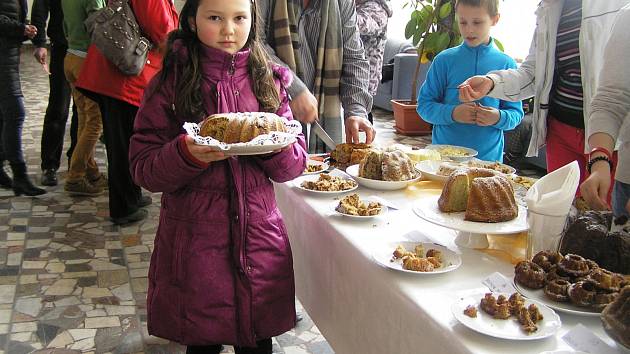 Kuchařské dovednosti předvedly i děti. Katka Sedmíková pekla bábovku z čokolády.