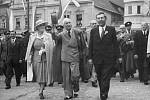 Prezident Beneš s chotí při znovuodhalení pomníku v roce 1946.