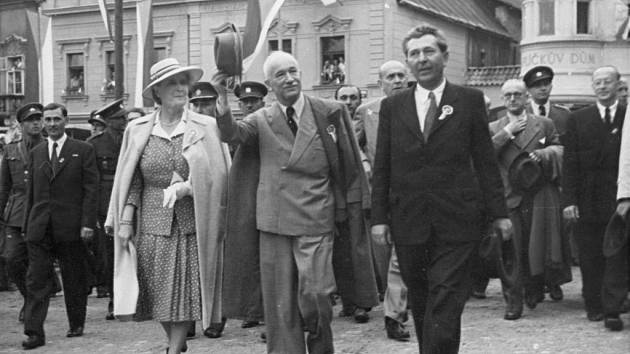 Prezident Beneš s chotí při znovuodhalení pomníku v roce 1946.