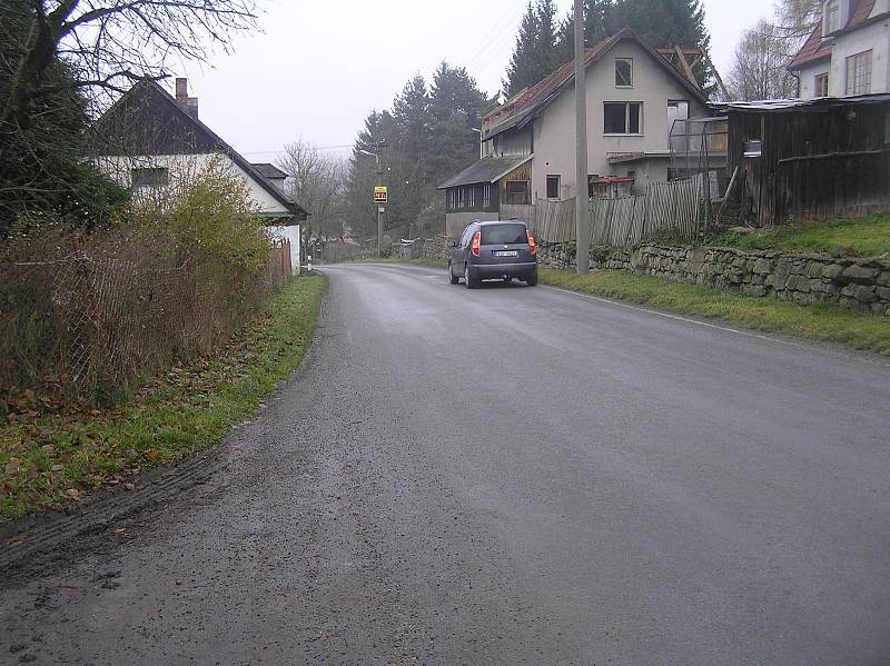 Oprava silničního tahu přivedla do malé vesnice s úzkými silnicemi těžkou dopravu. Příští rok se kamiony zřejmě vrátí