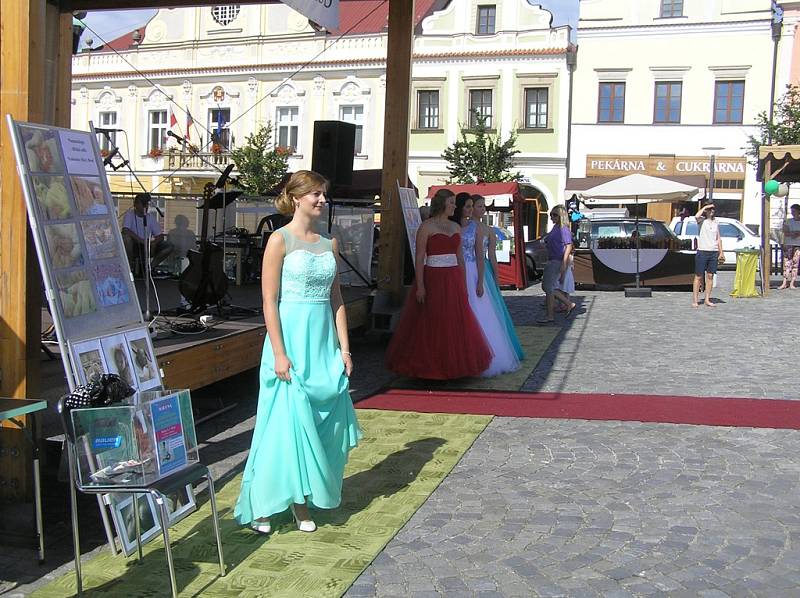 Na havlíčkobrodském náměstí se konala módní přehlídka společenských oděvů a svatebních šatů.