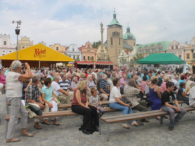 Přesně o půl třetí festival zahájily slavnostní fanfáry z ochozu věže kostela Nanebevzetí Panny Marie a publikum se muselo za tóny pěkně otočit. 