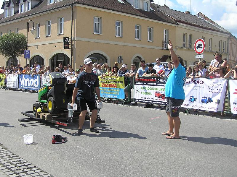 PŘEHLÍDKA SVALŮ Silácké výkony závodníků sklízely u publika bouřlivý potlesk.