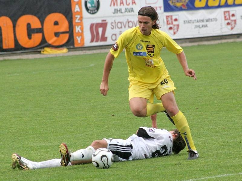 Přestoupí už teď? Je možné, že obránce Ondřej Šourek (ve žlutém) dnes zahájí přípravu opět s Jihlavou. Slavia jeho přestup totiž ještě zdárně nedotáhla.