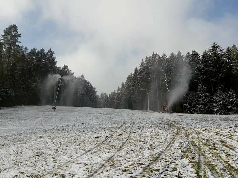 Ve ski areálu Kadlečák u Světlé nad Sázavou se o víkendu zasněžovalo.