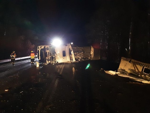 Ledovka na Vysočině: nehoda kamionu zablokovala silnici I/38