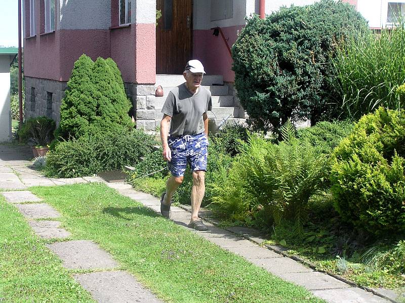 Obyvatelé Baštínova trpí stavbou jihovýchodního obchvatu. Za domy jim roste skládka zeminy, navíc se bojí o kvalitu vody ve studních. Skládka podle jejich obav obsahuje jedovatý arzén.