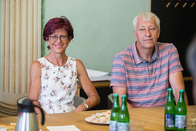 Rodiče Tomáše Součka, maminka Iva a otec František, nebudou při středečním finále Konferenčním ligy v pražském Edenu chybět. 