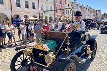 Závod historických vozidel zažila Telč. Byly k vidění opravdové skvosty.