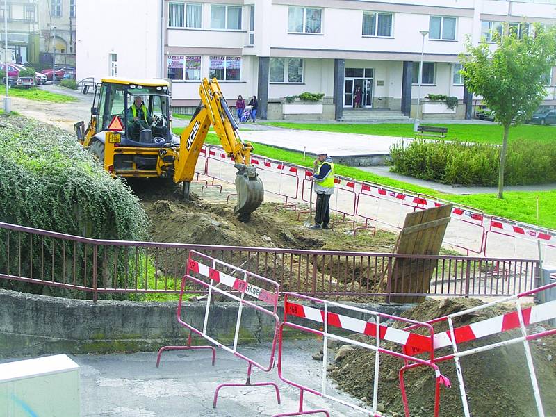 Stavební stroje se objevily na Smetanově náměstí, které má projít velkou rekonstrukcí. Na náměstí se pak vrátí částečně i doprava, a to prostřednictvím jednosměrné komunikace vedoucí podél pošty a zemědělské správy s vyústěním do Havlíčkovy ulice. 