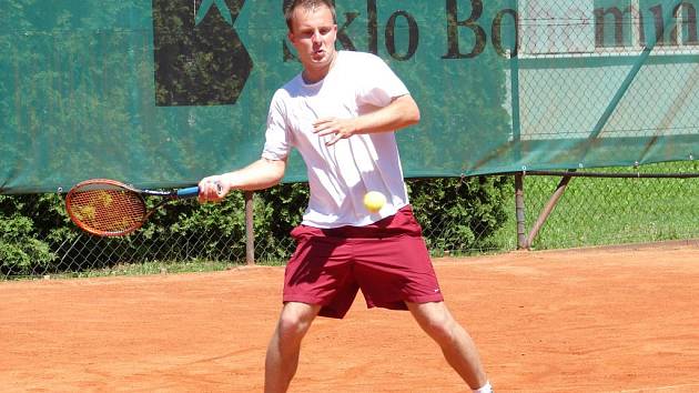 Světelská dvojice Zdeněk Štěrba (na snímku) a Ondřej Peca vyhrála na domácích kurtech oblastní přebor východních Čech.