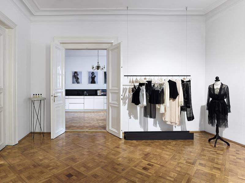 Ateliér slouží současně jako showroom a také výhradní prodejní místo návrhářčiny prêt-à-porter linie Pop
