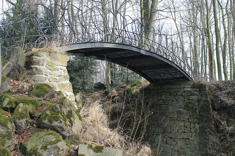 Světelský park návštěvníkům nabízí malebná zákoutí s lavičkami i zajímavé stavby, jako jsou mosty nebo altánky. Snímek zachycuje Čertův most.