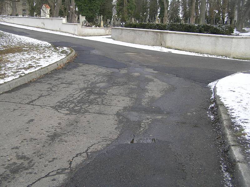 Ledečská ulice je samá díra a záplata, ale největší problém je pod zemí. Zastaralé plynové potrubí.