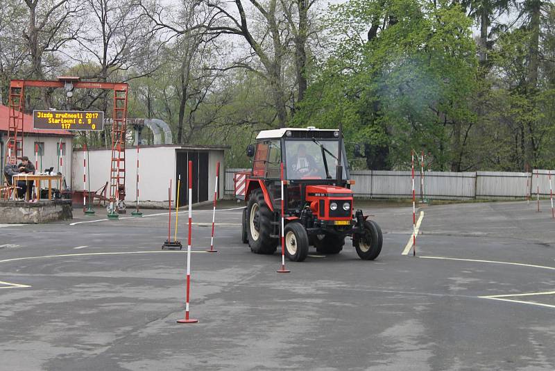 Osm škol z Vysočiny změřilo své řidičské schopnosti při jízdě s traktorem a vlekem. K vidění byla také moderní i historická zemědělská technika.