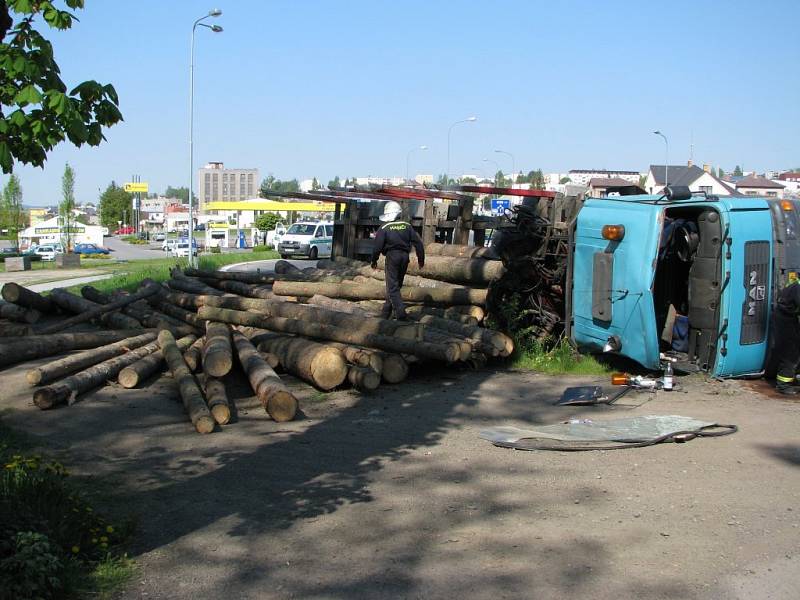 V pondělí před devátou ráno se na kruhovém objezdu ve směru na Pardubice převrátil tahač s nákladem klád. 