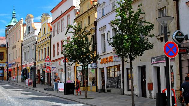 Východní strana havlíčkobrodské Dolní ulice, kde se i v roce 2014 nacházejí četné prodejny. 