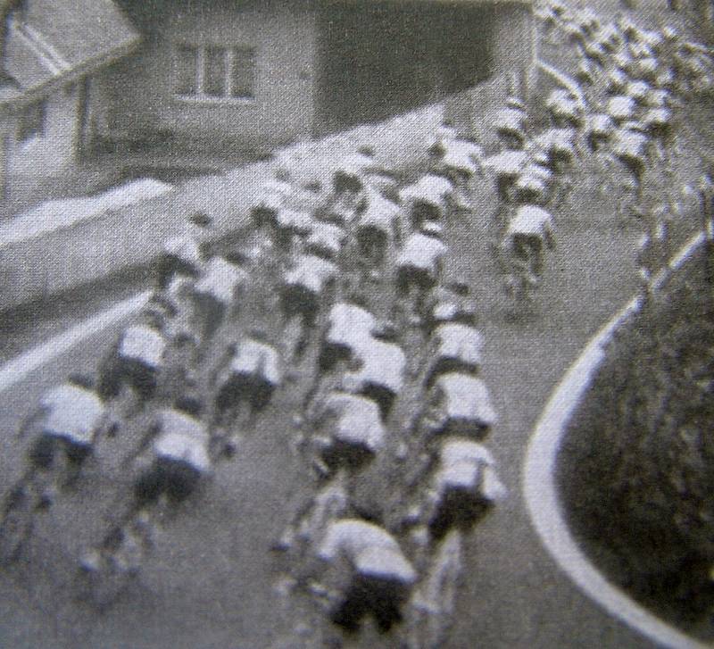 Peleton Závodu Míru projíždí Meziklasím