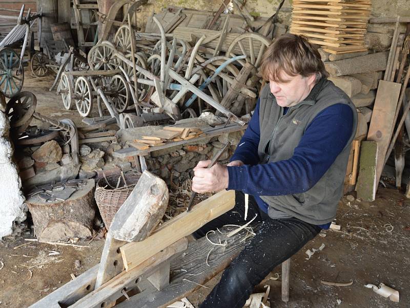 Výrobou štípaných šindelů se Jindřich Holub snaží, aby z našeho života nevymizelo jedno z tradičních historických řemesel, kterému se nejen na venkově dařilo.