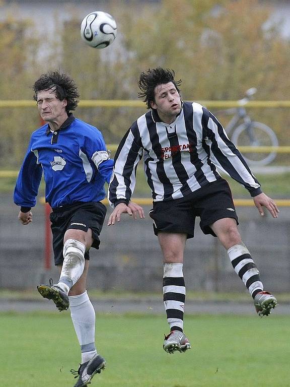 Ždírec v Pelhřimově rozhodně neodehrál šťastný zápas. Stoper Miroslav Kaluža si dal vlastence, střídající útočník Lukáš Blažek byl odnesen na nosítkách a Dekora tak dohrávala duel o deseti.