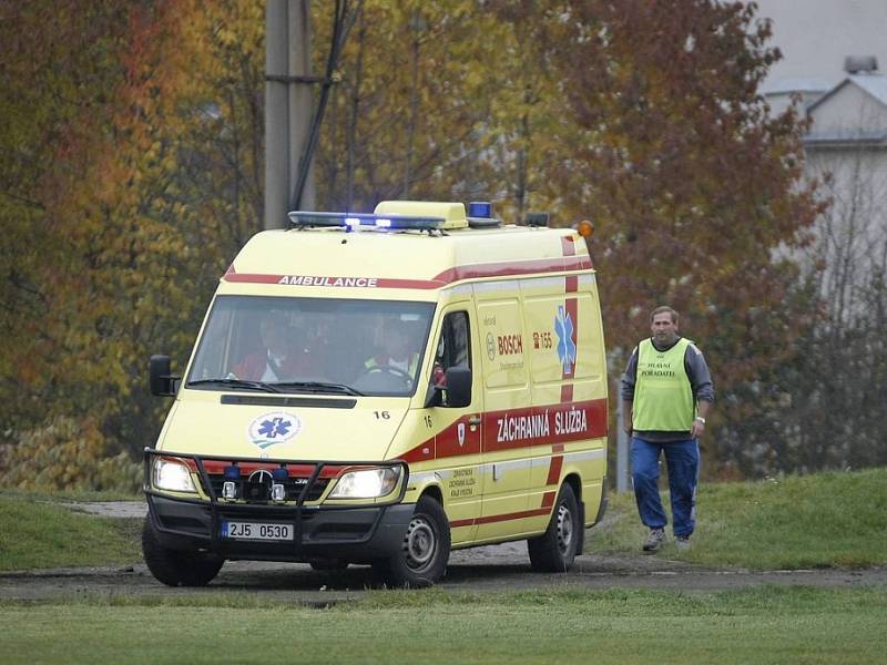 Ždírec v Pelhřimově rozhodně neodehrál šťastný zápas. Stoper Miroslav Kaluža si dal vlastence, střídající útočník Lukáš Blažek byl odnesen na nosítkách a Dekora tak dohrávala duel o deseti.