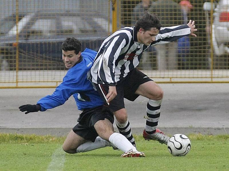 Ždírec v Pelhřimově rozhodně neodehrál šťastný zápas. Stoper Miroslav Kaluža si dal vlastence, střídající útočník Lukáš Blažek byl odnesen na nosítkách a Dekora tak dohrávala duel o deseti.