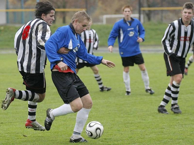 Ždírec v Pelhřimově rozhodně neodehrál šťastný zápas. Stoper Miroslav Kaluža si dal vlastence, střídající útočník Lukáš Blažek byl odnesen na nosítkách a Dekora tak dohrávala duel o deseti.