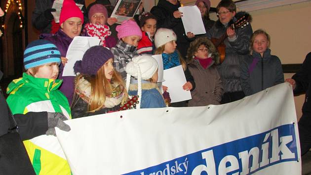 Na světelském náměstí si vloni koledy s chutí zazpívaly desítky lidí. Se zpěvem jim pomohly děti z folklorního a pěveckého souboru Škubánek. 