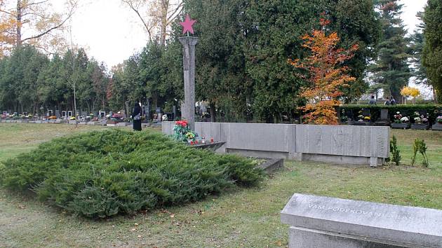 Ostatky neznámého vojáka Rudé armády jsou od 60. let minulého století uloženy na novém hřbitově pod stávajícím pomníkem rudoarmějců.