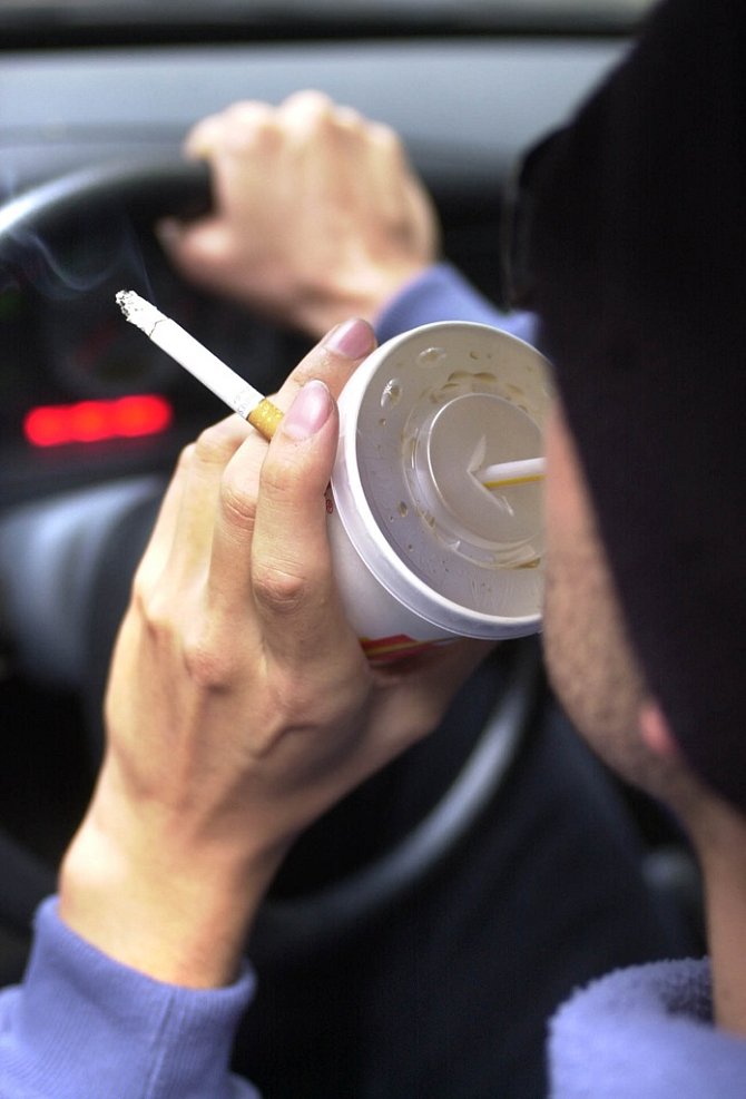 Obecný zákaz jezení, pití – nealkoholických nápojů – a kouření zákon řidičům neukládá... Každý řidič je „jen“ povinen věnovat se plně řízení vozidla. Ilustrační foto.