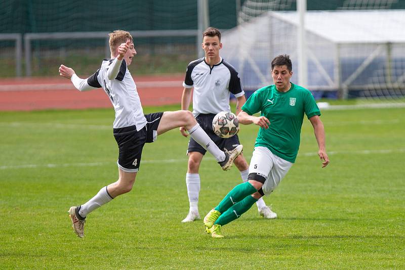 Fotbalisté Ždírce nad Doubravou (v zelených dresech) se ve středeční divizní dohrávce rozešli se Starou Říší smírně po bezbrankové remíze.