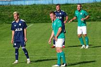 Fotbalisté Nového Města na Moravě (v modrém) už podruhé za sebou ztratili v domácím prostředí dva body za nerozhodný výsledek. 