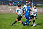 V pátém kole západní skupiny 1. A třídy zdolali fotbalisté Světlé nad Sázavou (v modrém) celek Košetic (v pruhovaných dresech) těsně 2:1.