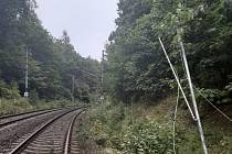Provoz na železnici u Vlkanče na Havlíčkobrodsku zastavily spadlé elektrické dráty po nehodě kamionu.