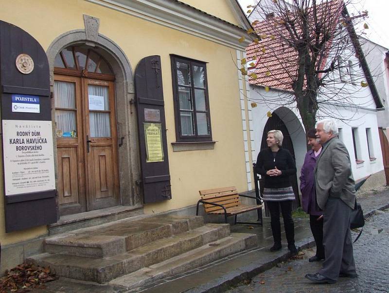 Petr Pithart navštívil Havlíčkovu Borovou. Prohlédl si i nové schody do rodného domu Karla Havlíčka. 