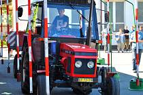 Jízda zručnosti. Celou řadu překážek a nástrah musí na soutěžní trati překonávat mladí řidiči traktoru s vlekem.